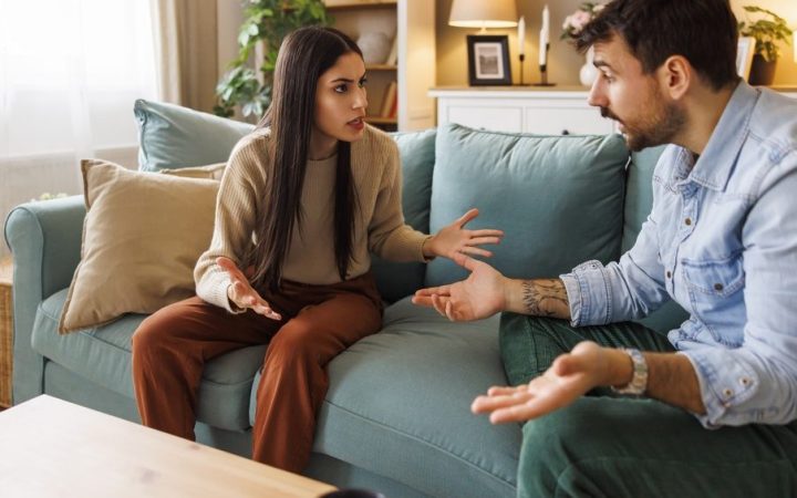 Cuplu discutând nevoia de predictibilitate versus sentimentul de a fi controlat