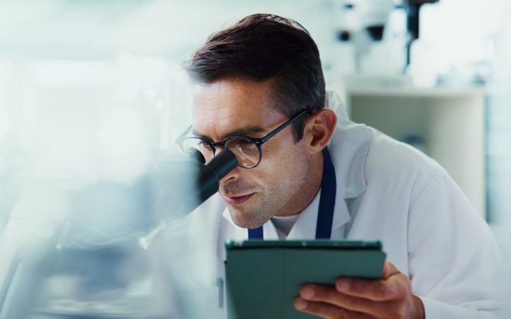 cercetător la microscop