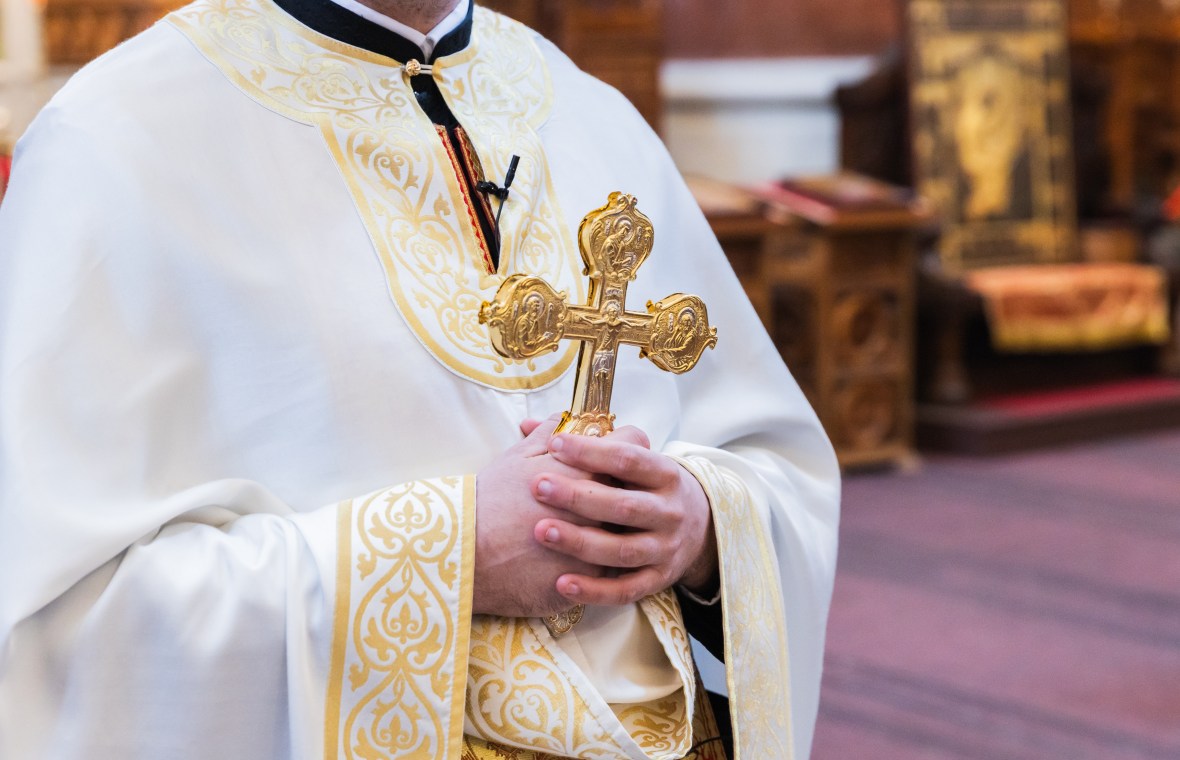 Preot la biserica - detaliu pe maini