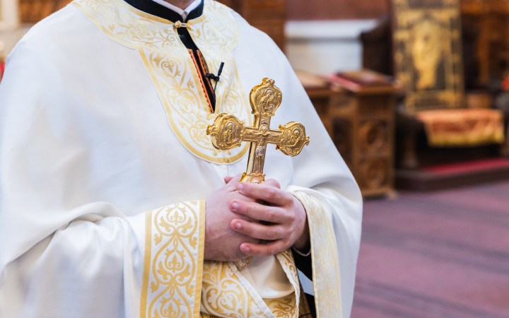 Preot la biserica - detaliu pe maini