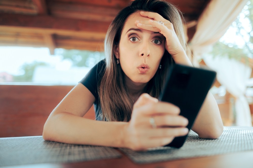 „Nu te-ai trezit cam târziu că vrei o relație?” Trei experiențe regretabile de dating online