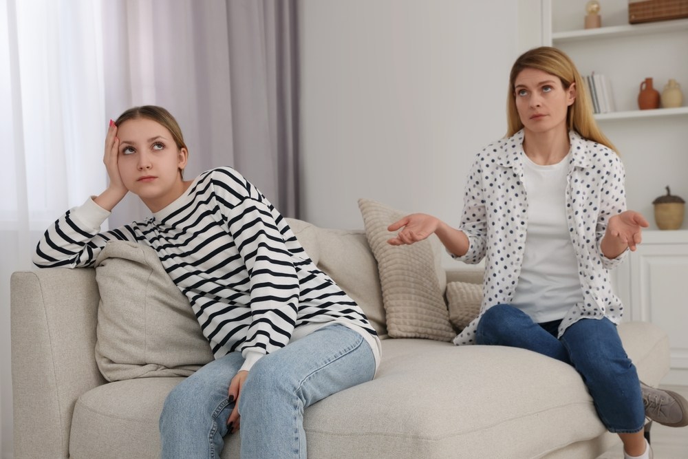 „Așa sunt toți adolescenții.” Ce se întâmplă când părinții găsesc mereu scuze pentru comportamentul copiilor