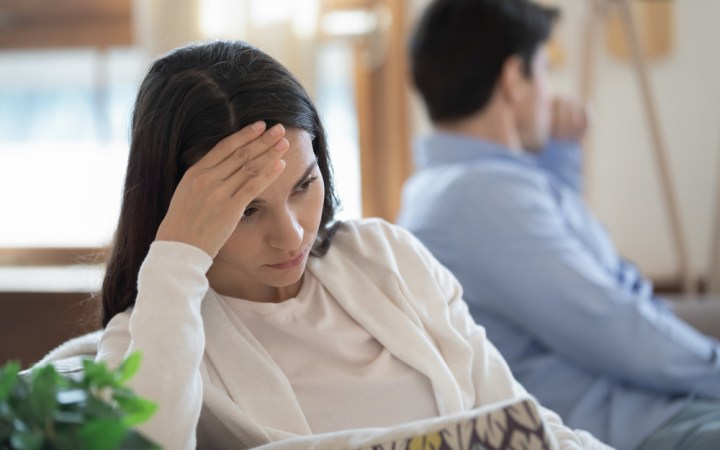 Femeie supărată pe partenerul indisponibil emoțional