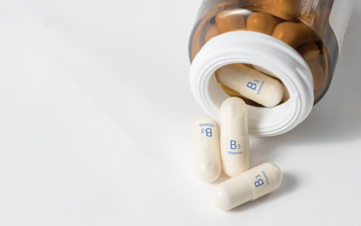sticluță de medicamente cu pastile albe pe care scrie B3 vitamin