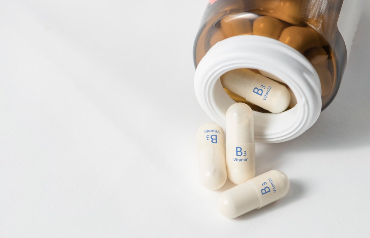sticluță de medicamente cu pastile albe pe care scrie B3 vitamin