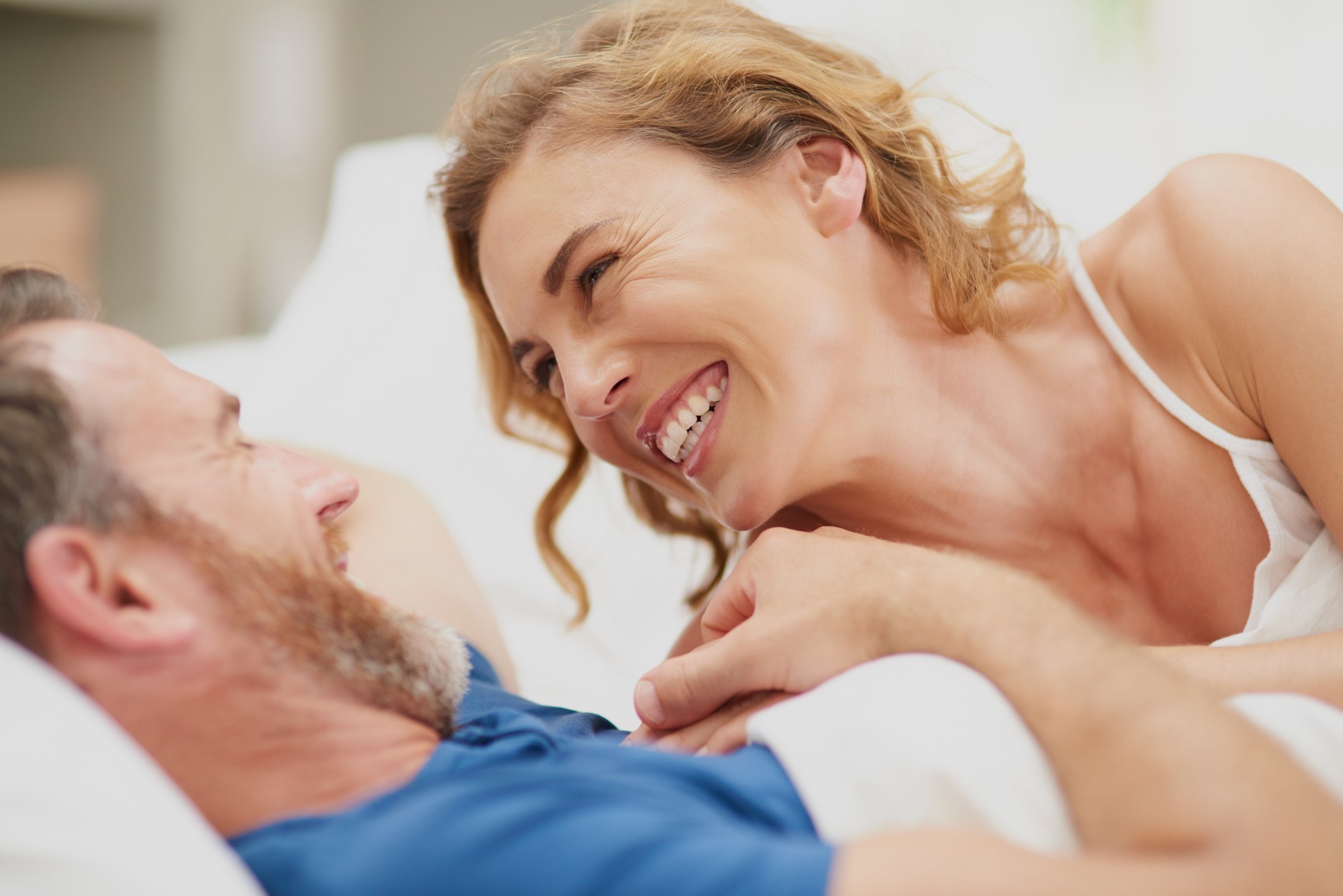 Până la ce vârstă există o viață sexuală satisfăcătoare? Ce spun studiile și cum poate fi prelungită speranța de viață sexuală
