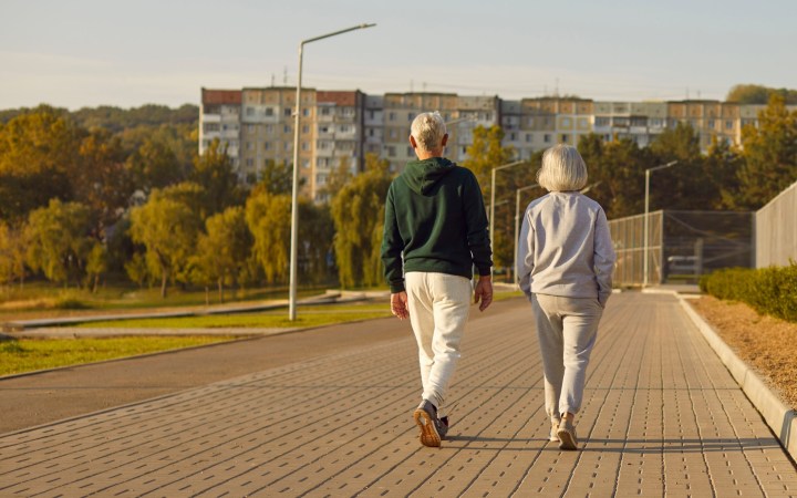 cuplu în vârstă în formă bună care se plimbă toamna