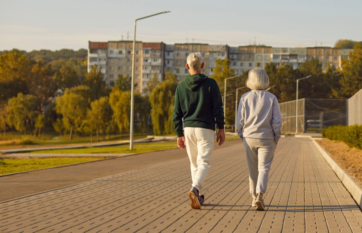 cuplu în vârstă în formă bună care se plimbă toamna