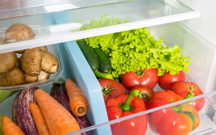 morcovi, roșii, gogoșari, salată verde în sertarul de legume al frigiderului