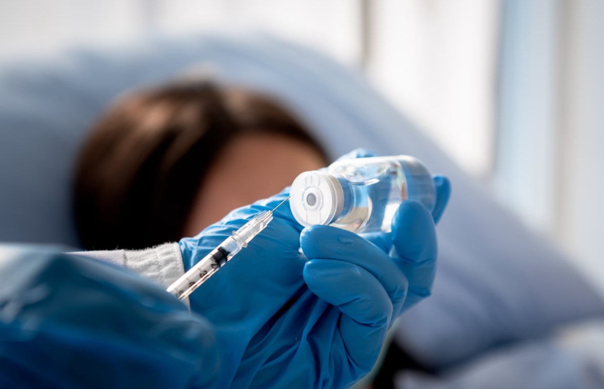 vaccin anticancer personalizat, pacientă în fundal