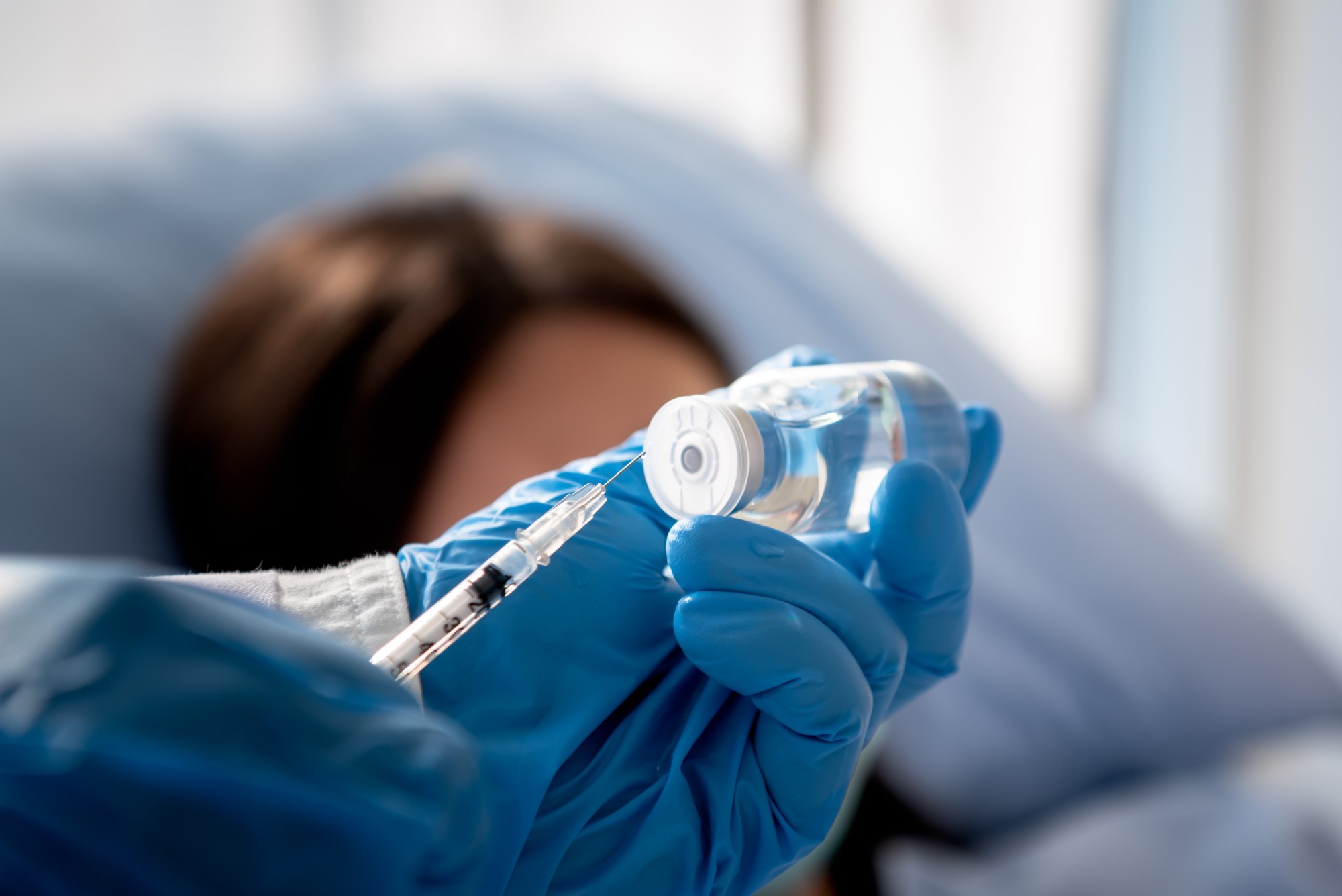 Vaccinul personalizat împotriva cancerului dezvoltat de Merck și Moderna reduce cu 42% riscul de recidivă sau deces. Ar putea fi aprobat în 2027
