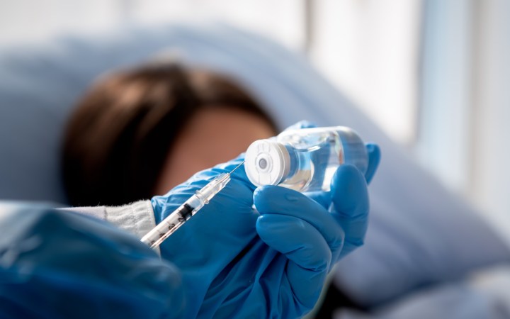 vaccin anticancer personalizat, pacientă în fundal