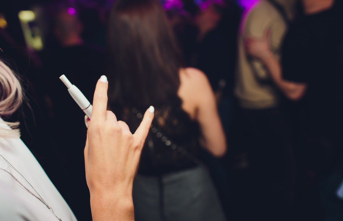 femeie care vapează într-un spațiu închis