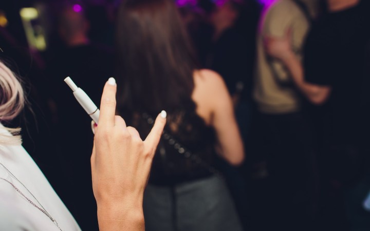 femeie care vapează într-un spațiu închis